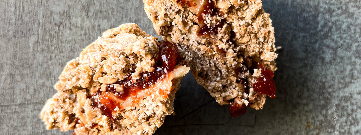 DRIED STRAWBERRY JAM AND CASHEW CREAM COOKIE SANDWICH